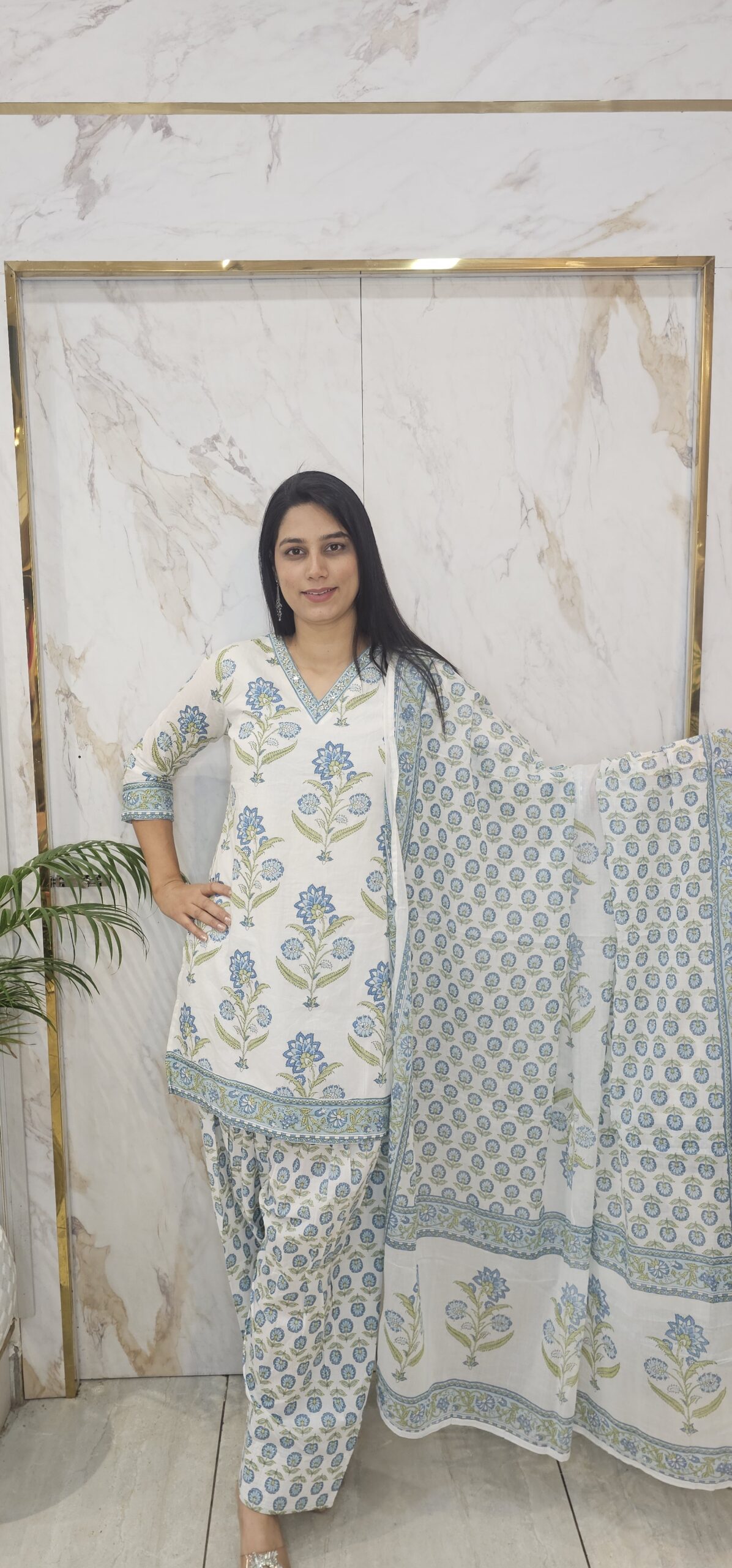 Graceful Everyday Farshi suit Item Code : 2282 AURA - Image 2