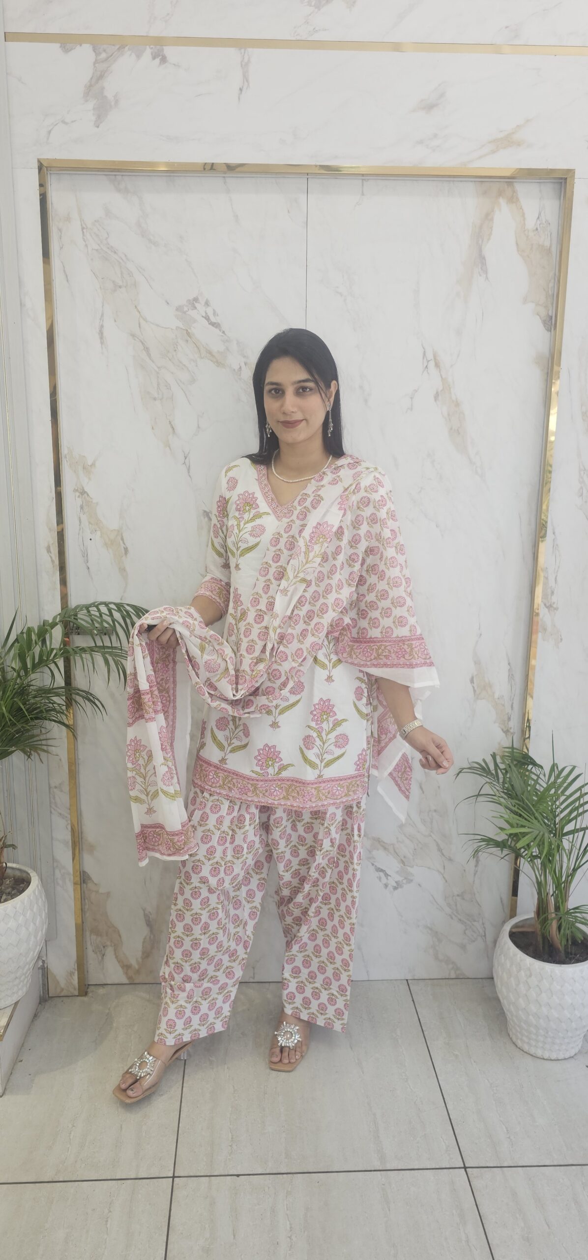 Graceful Everyday Farshi suit Item Code : 2282 AURA